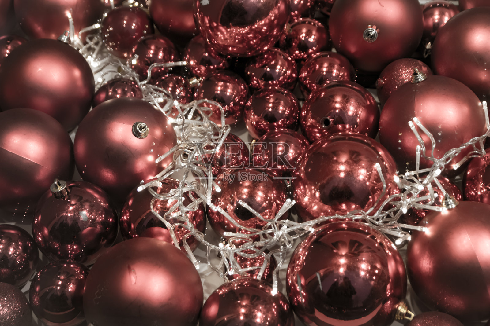 喜庆的粉红玫瑰闪闪发光的bokeh圣诞球背景显示彩色的圆点作为完美的圣诞背景,西尔西尔,庆祝和新年事件和派对美丽的模糊辉光照片摄影图片