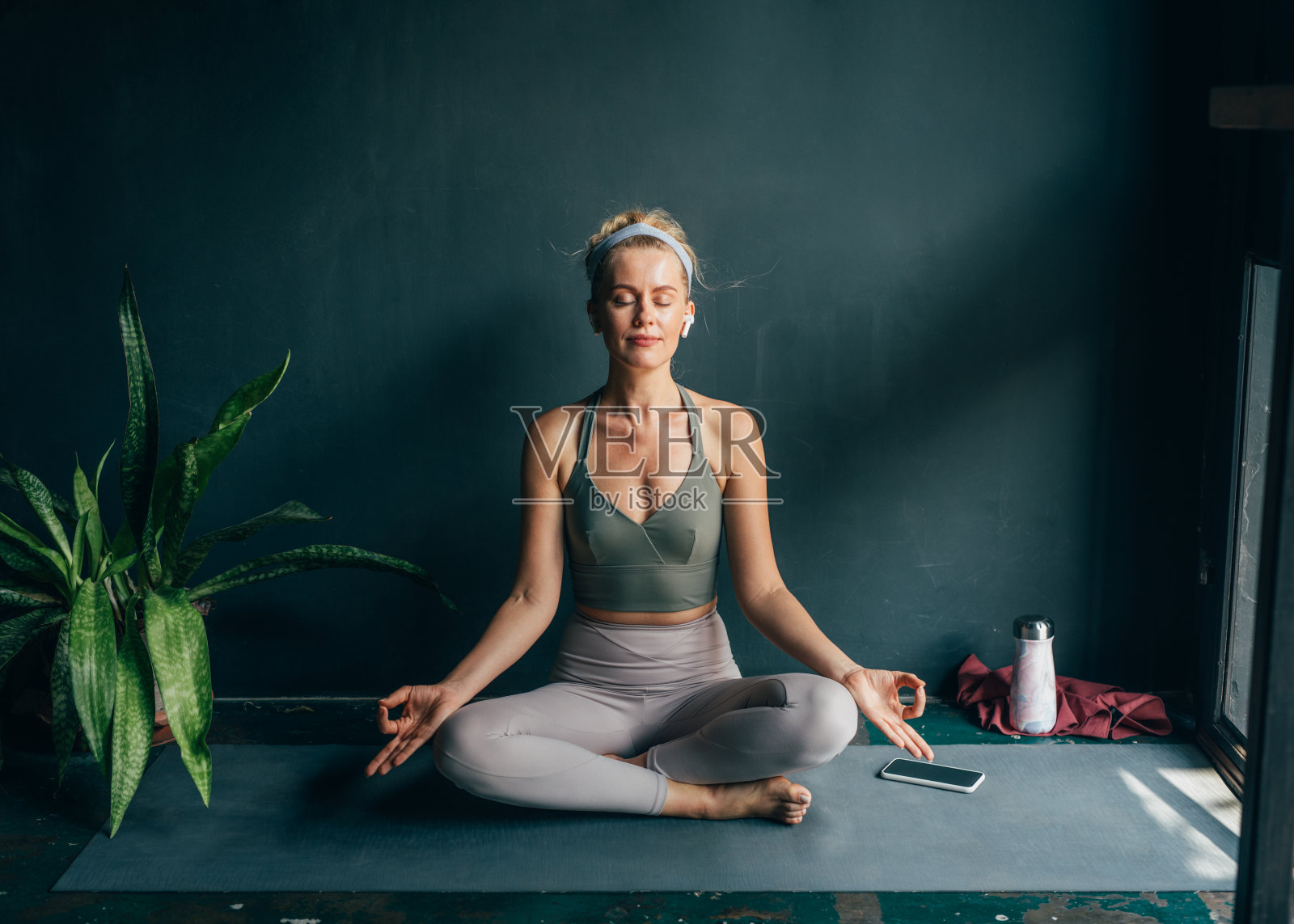 美丽的女人在家练习瑜伽照片摄影图片