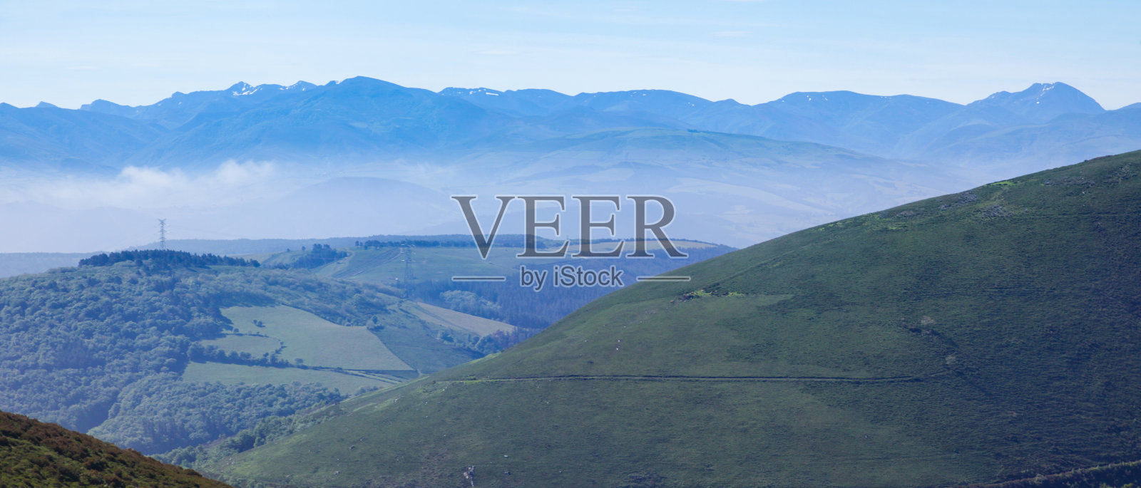 在云雾缭绕的山顶上照片摄影图片