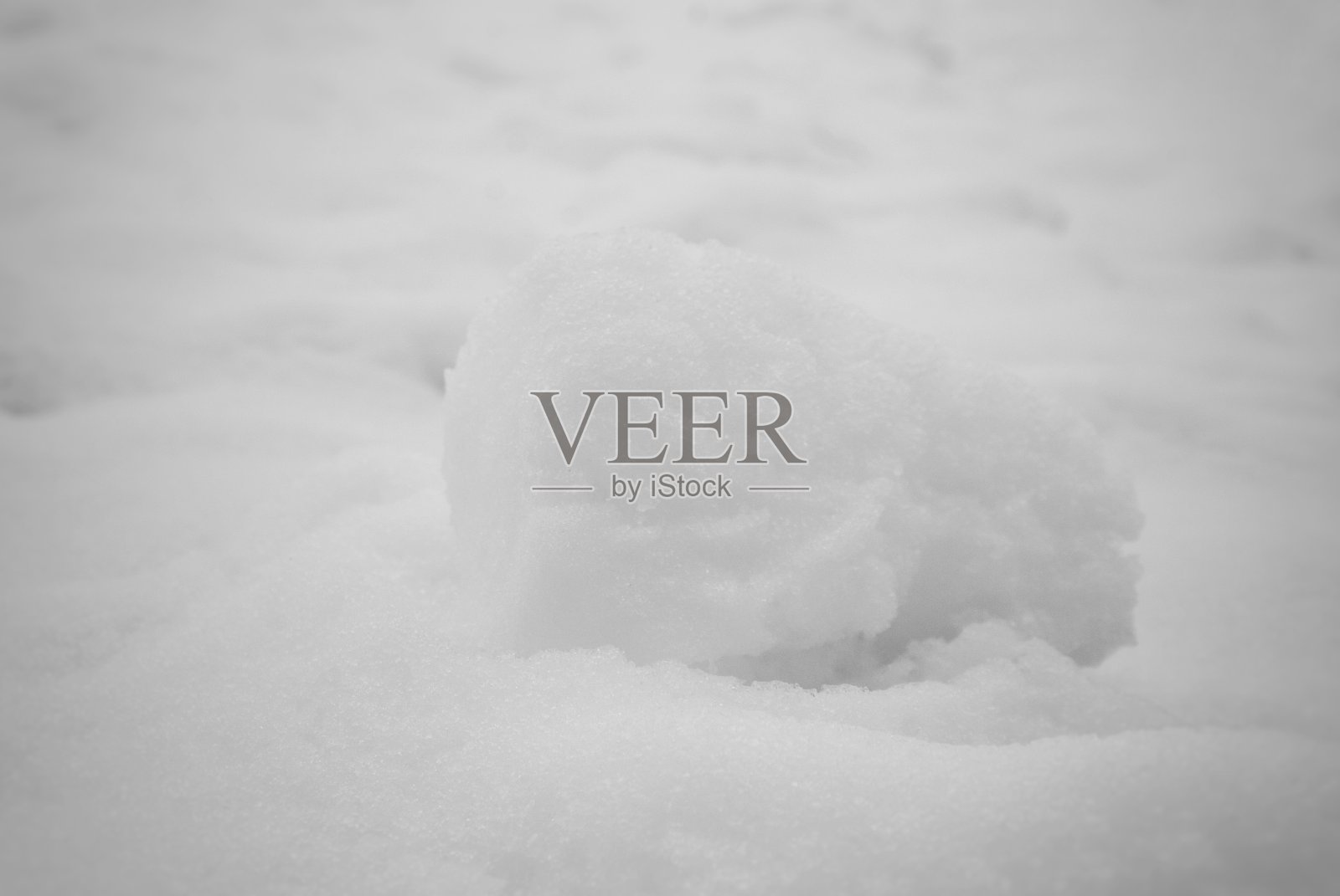 洁白的雪堆在洁白的雪地上照片摄影图片