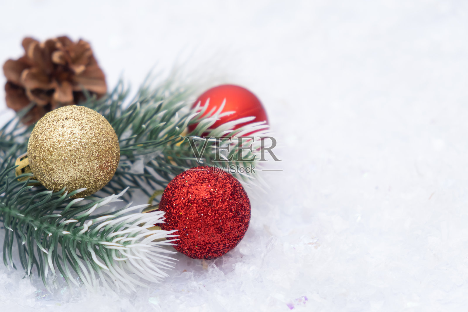 圣诞圣诞树玩具红色和金球雪背景树枝锥照片摄影图片