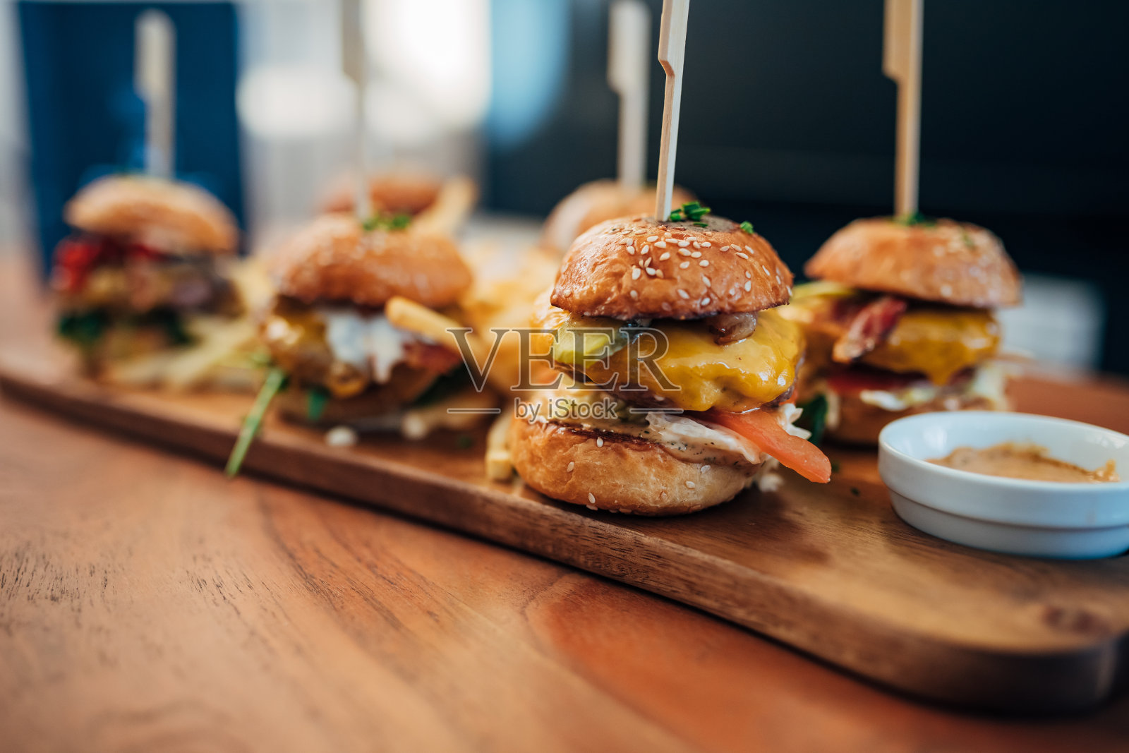 一个特写的汉堡准备在快餐店和提供热,烧烤酱。照片摄影图片