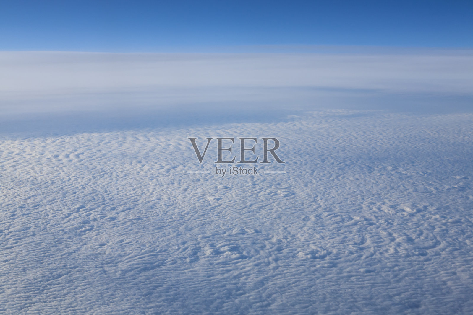 从飞机窗口看到的景色。照片摄影图片