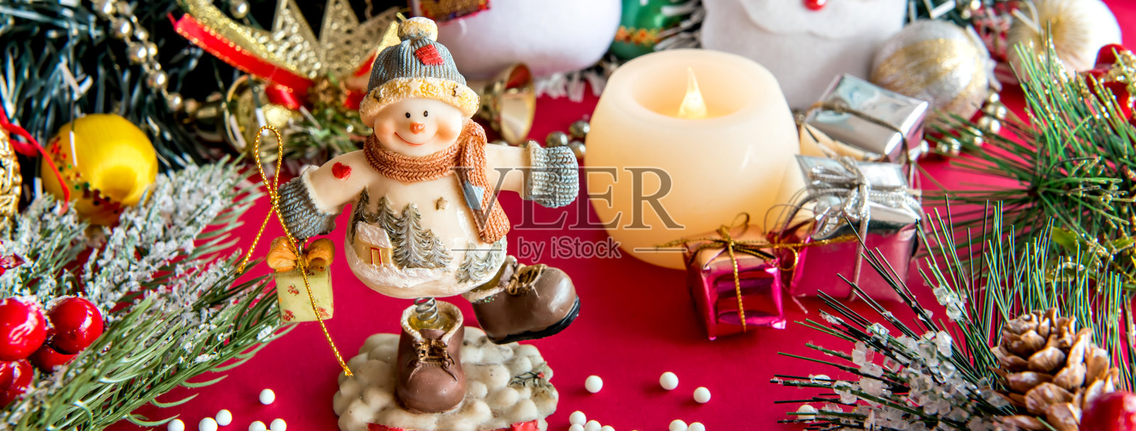圣诞人物和圣诞装饰照片摄影图片