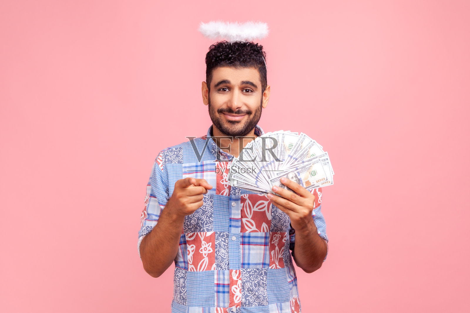 拿着美元,头顶光环,面带微笑的男人照片摄影图片