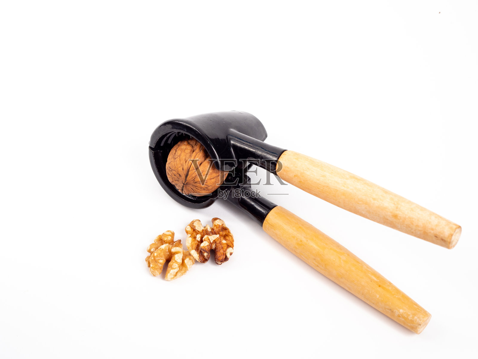 白色背景上的胡桃木照片摄影图片