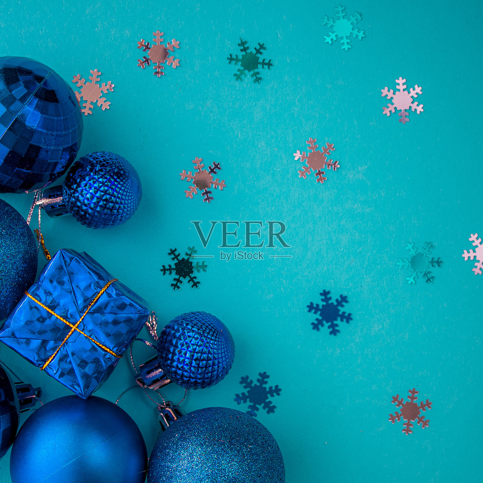 圣诞节假期构图,顶视图蓝-海蓝宝石圣诞装饰在一个蓝绿色的背景与文本的复制空间。平的。冬天,明信片模板照片摄影图片