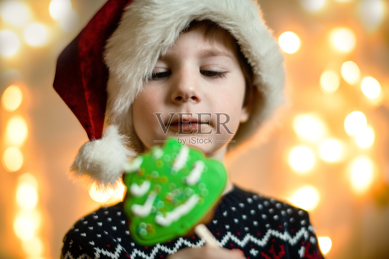 圣诞节戴圣诞帽的可爱小男孩照片摄影图片