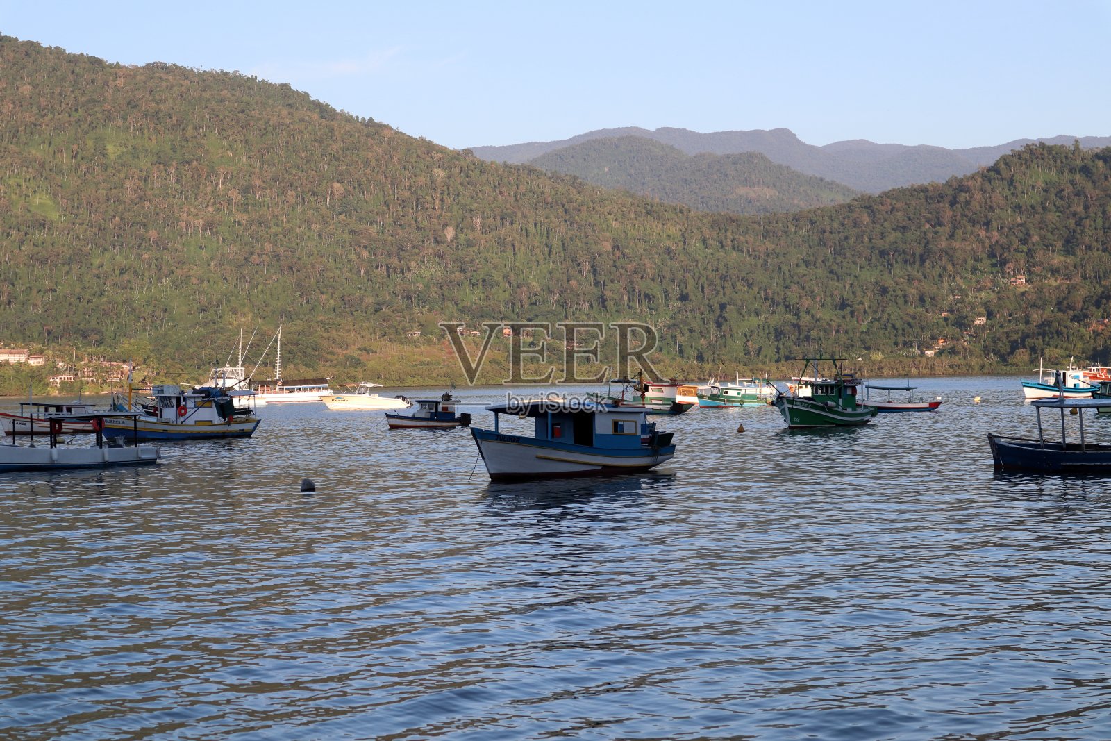 日落时分,巴西帕拉提的阿劳若岛风景。Serra da Bocaina在背景上照片摄影图片