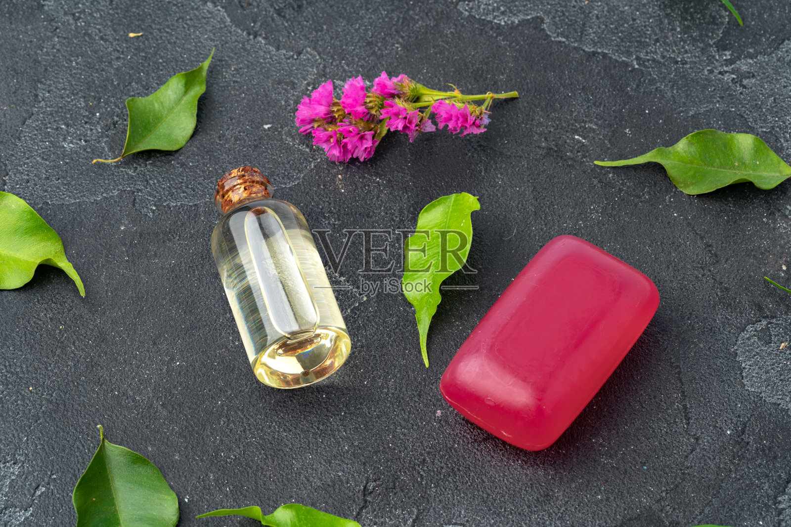 皮肤护理有机皂条与植物提取物的表面灰色。照片摄影图片