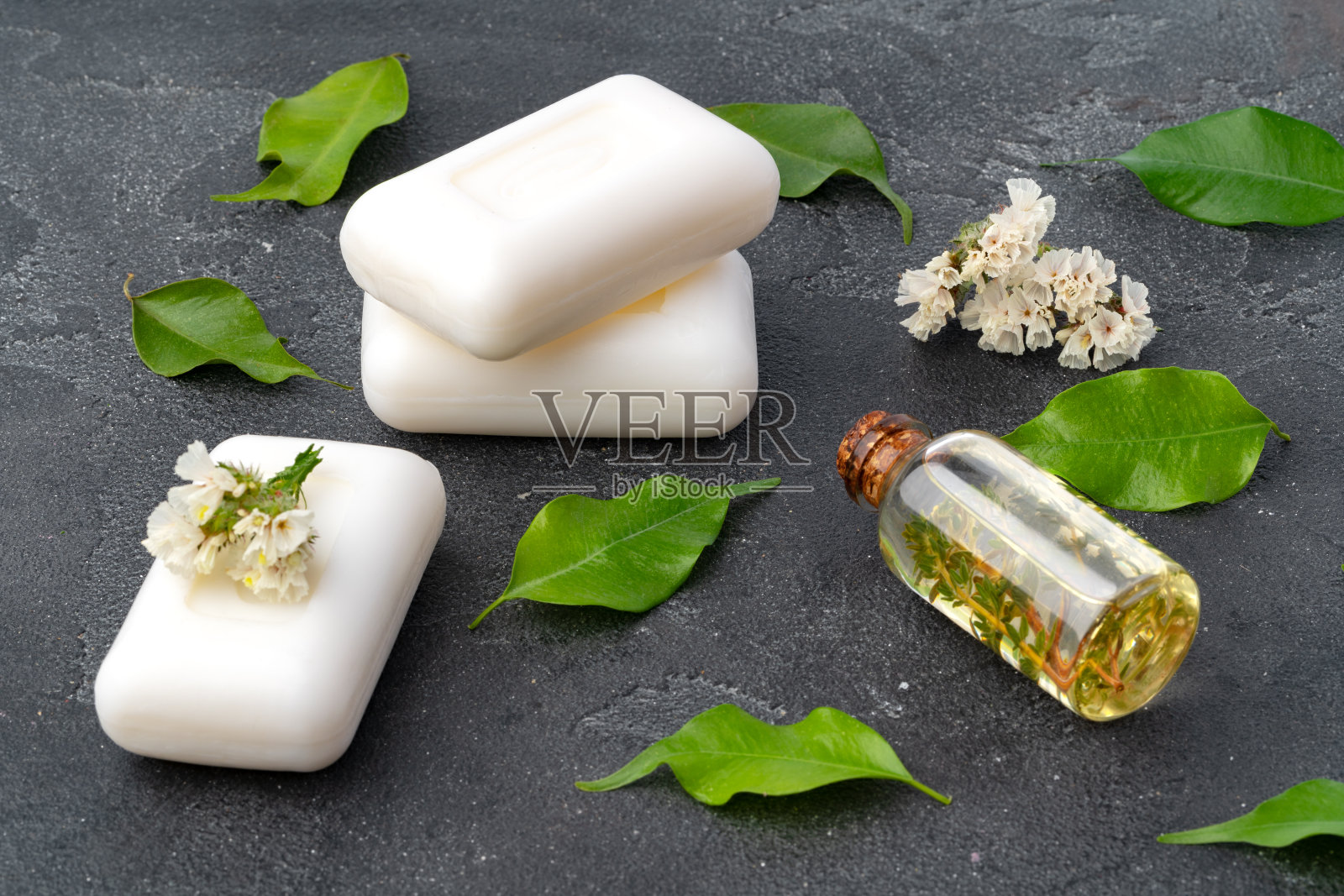 皮肤护理有机皂条与植物提取物的表面灰色照片摄影图片