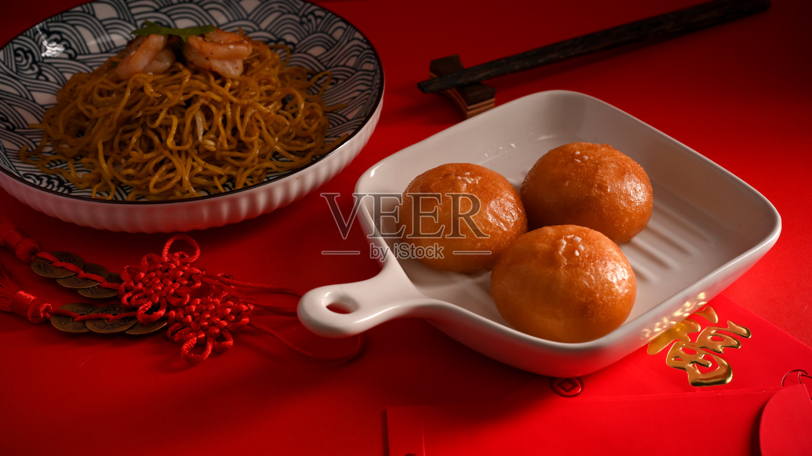 中式炸猪肉或奶油面包配虾炒面照片摄影图片