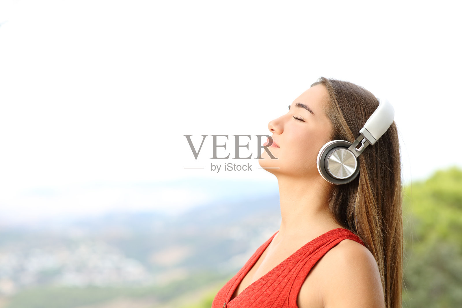 青少年戴着无线耳机呼吸新鲜空气照片摄影图片