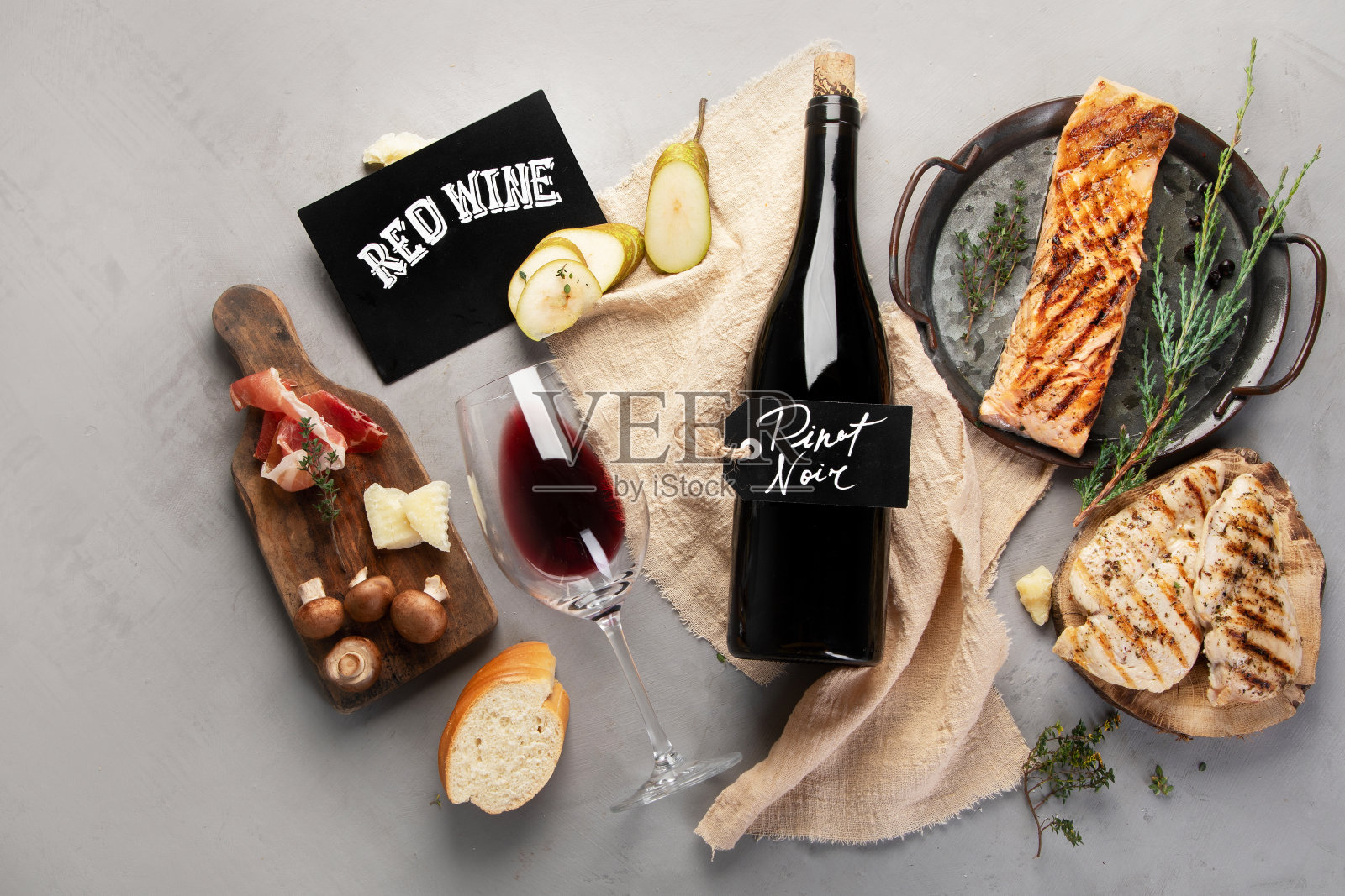 灰色背景的黑皮诺葡萄酒。照片摄影图片