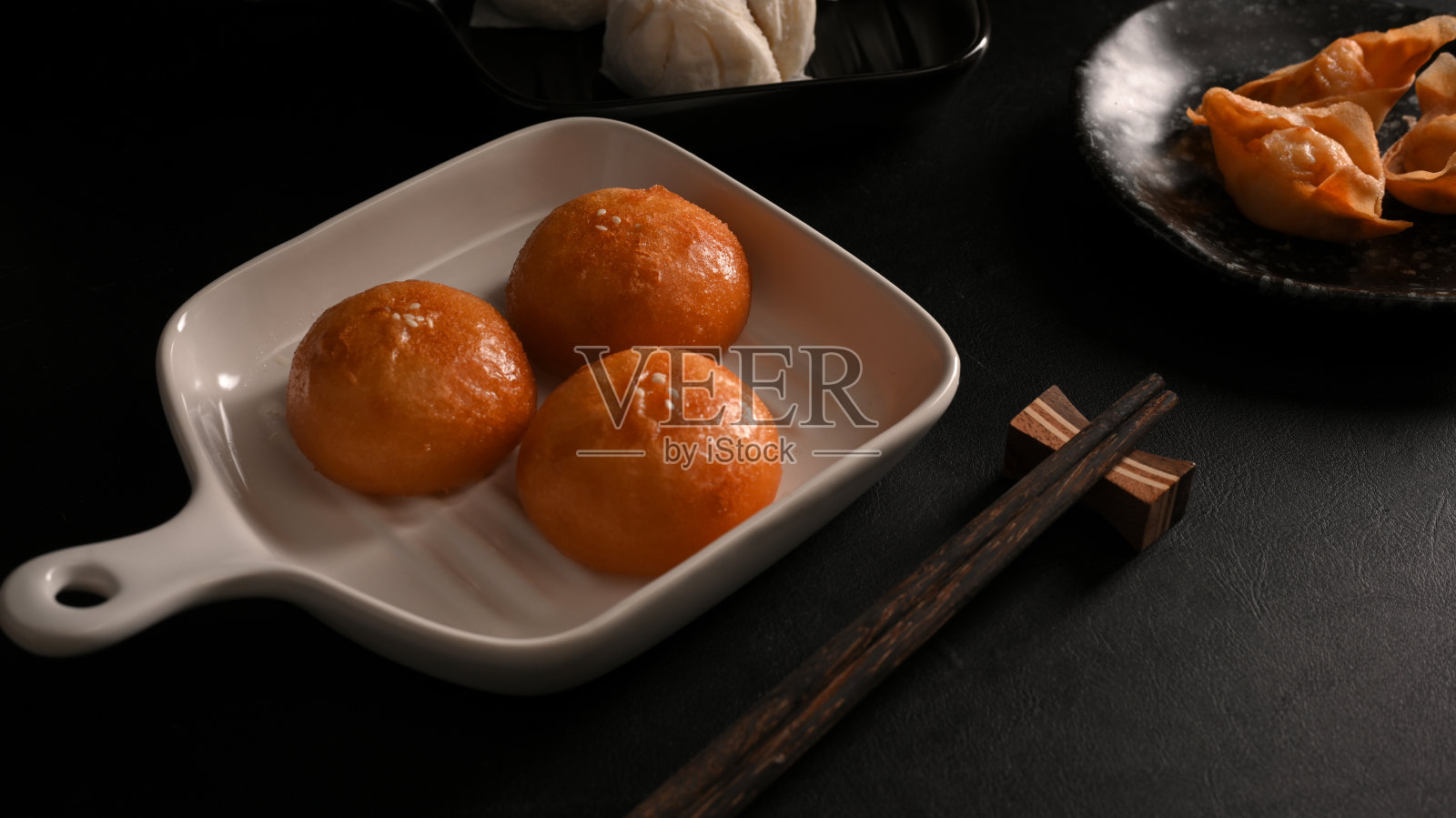 炸馒头,中国传统的炸猪肉或奶油馒头照片摄影图片