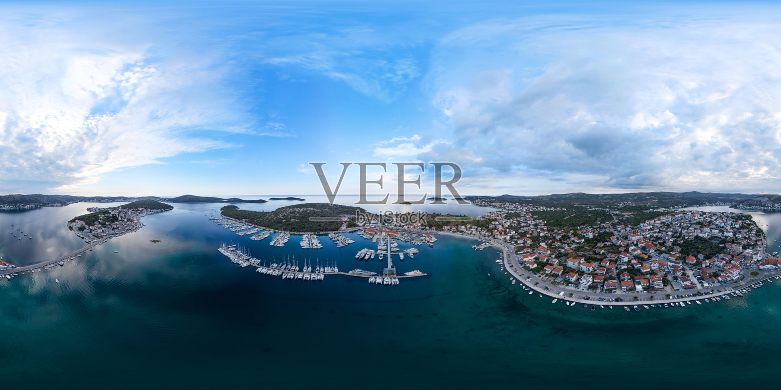 360度无缝HDRI全景鸟瞰。克罗地亚罗戈兹尼察的玛丽娜·弗拉帕照片摄影图片