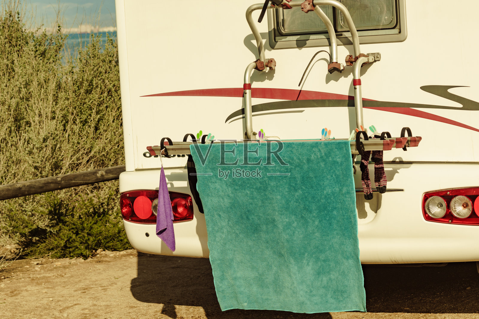 带着要晾干的衣服照片摄影图片