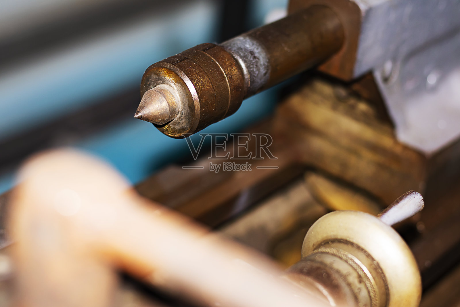 工业车床旋转圆型矫直机和手柄,用于微调工作。照片摄影图片