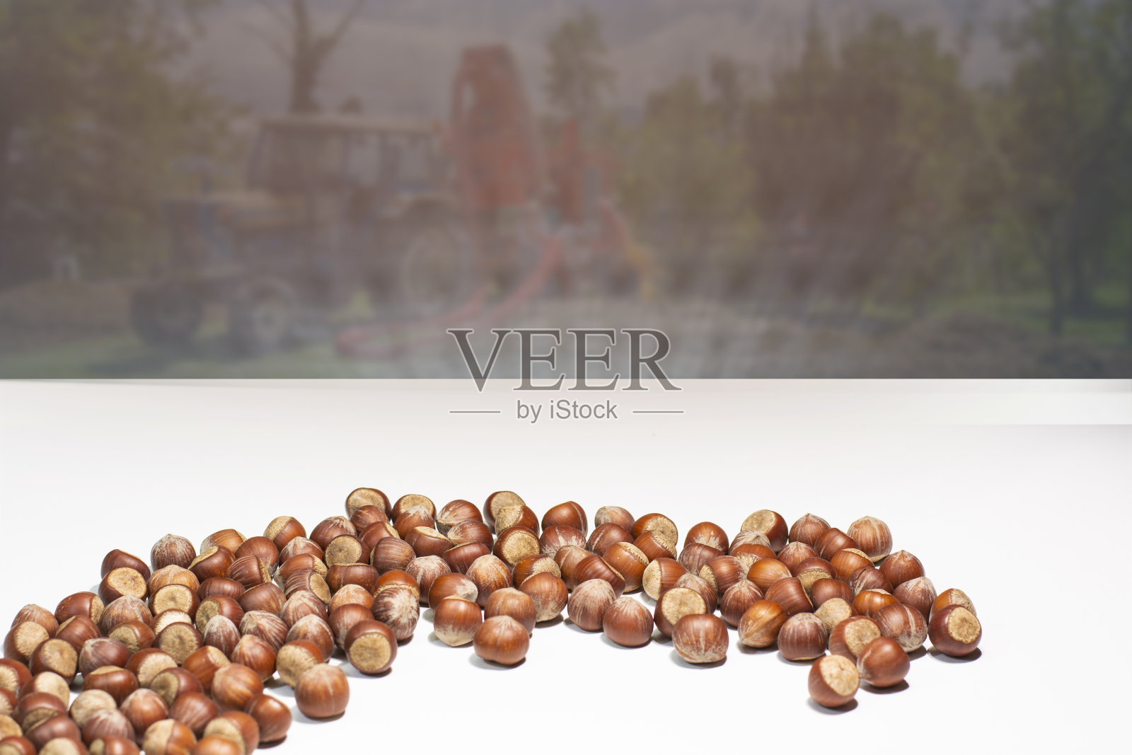 木质背景上的榛子仁。抽象的背景照片摄影图片