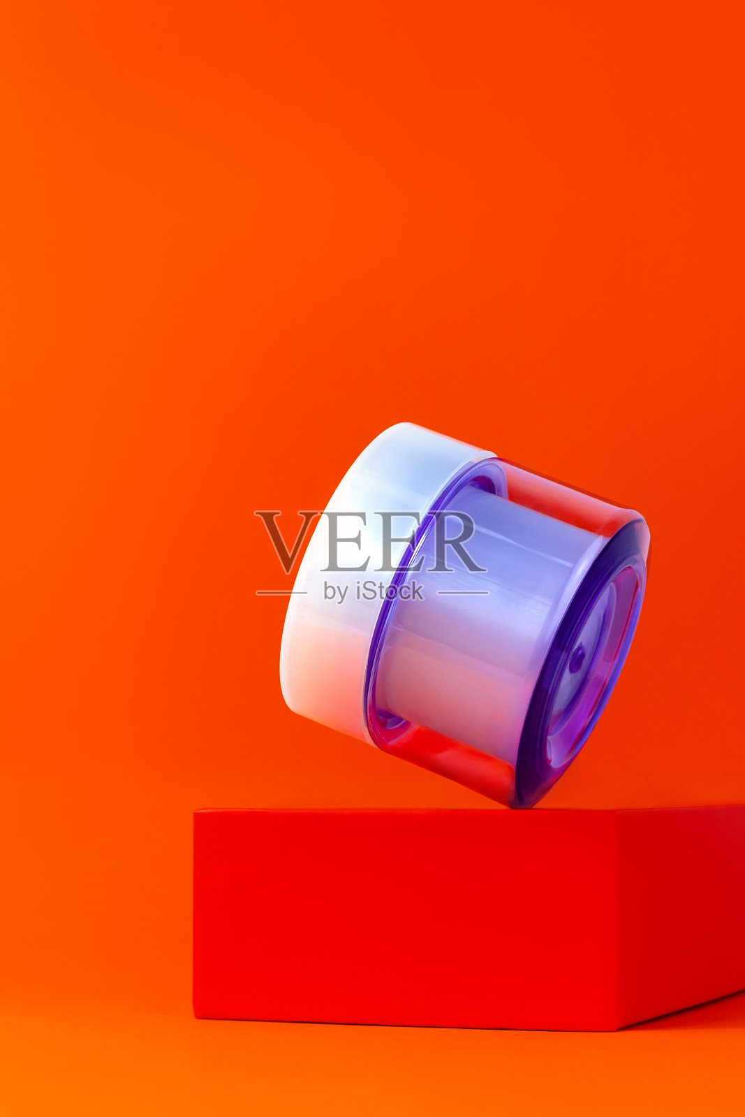 紫色奶油罐模型几何讲台橙色背景2022年颜色演示。天然抗衰老敏感肌肤。照片摄影图片