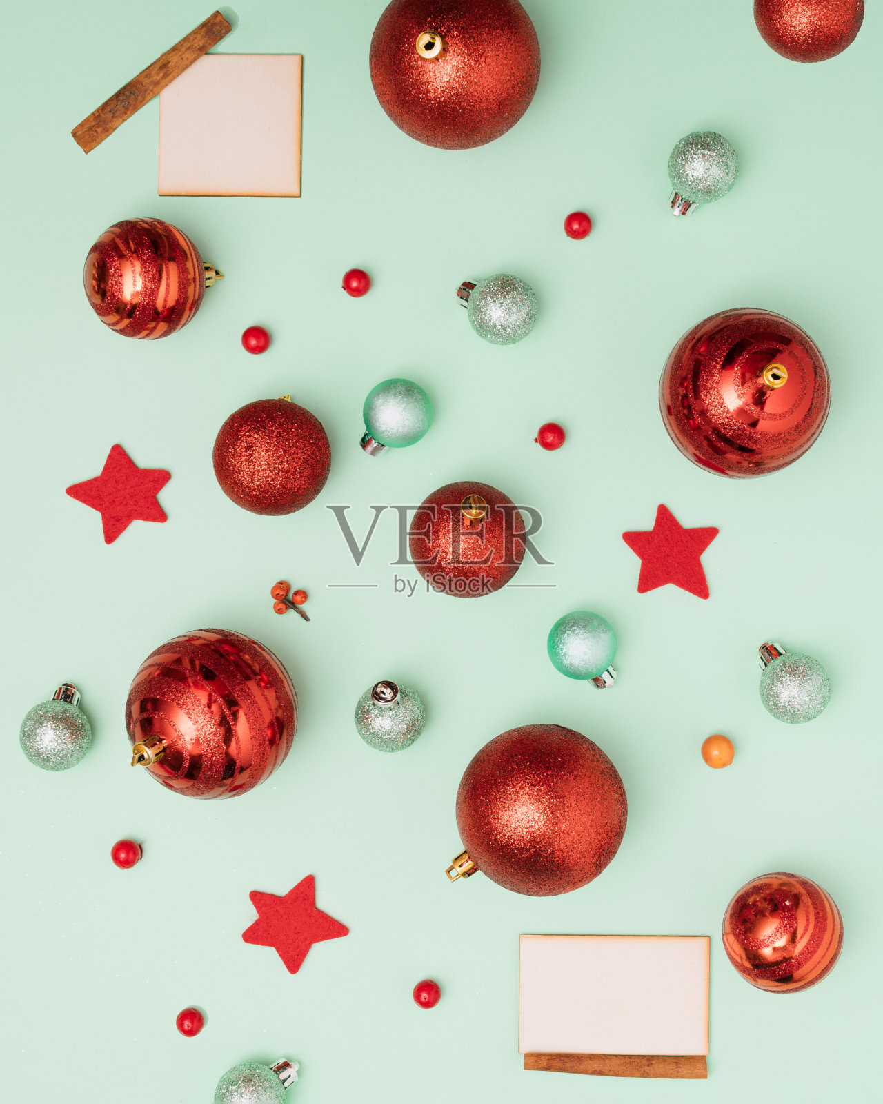 红色和绿色的圣诞装饰物与星星装饰在柔和的绿色背景。复古木复制空间。新年到了,平平安安的想入非非。照片摄影图片
