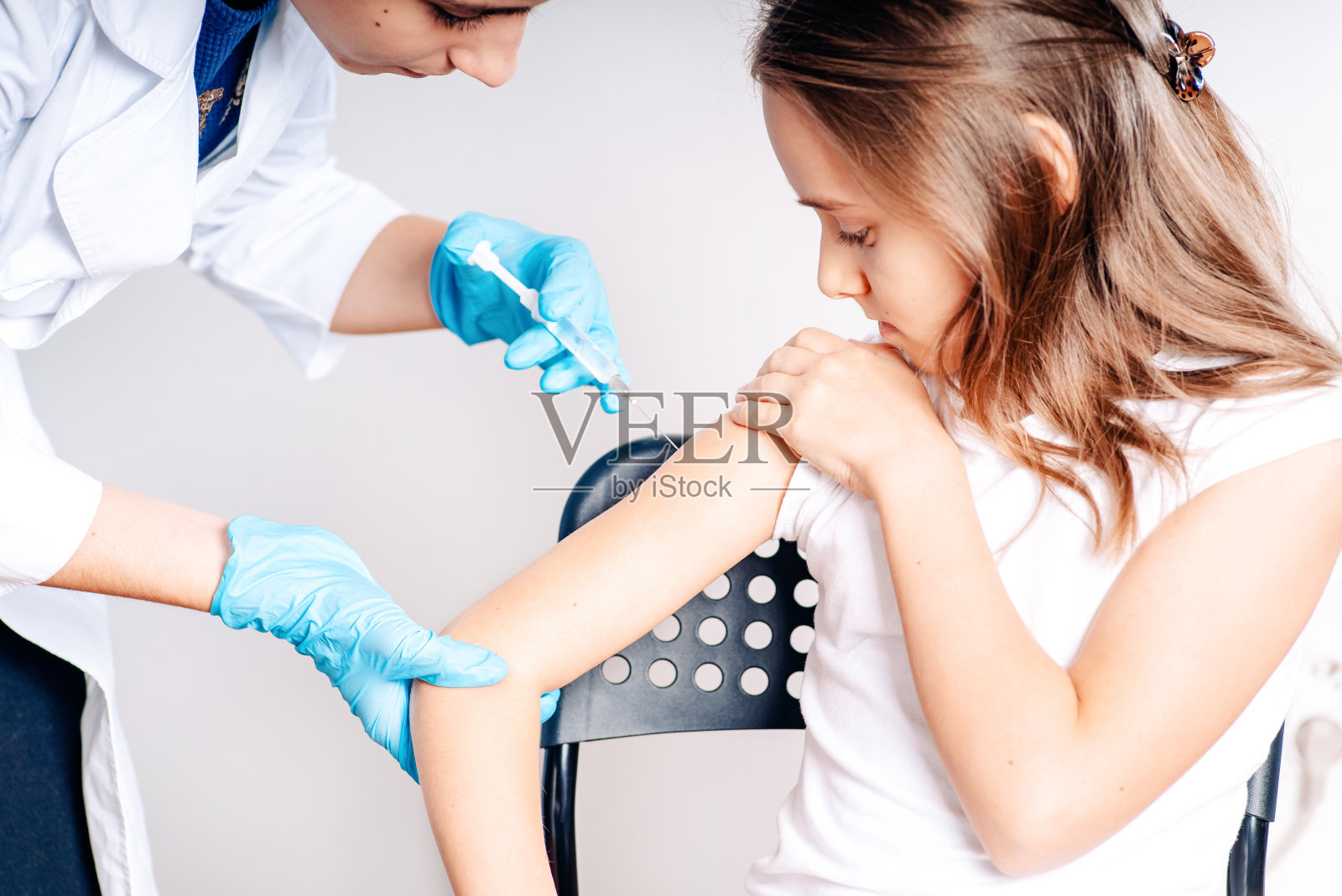 流感流感疫苗临床试验概念,冠状病毒治疗,近距离。规模化接种。女孩不想接种疫苗。照片摄影图片