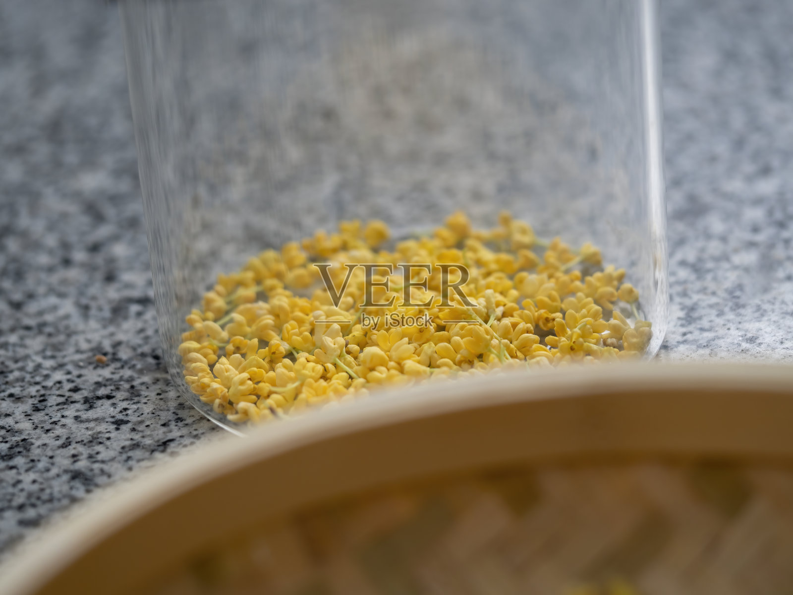 掉落的桂花被收集在瓶子里照片摄影图片