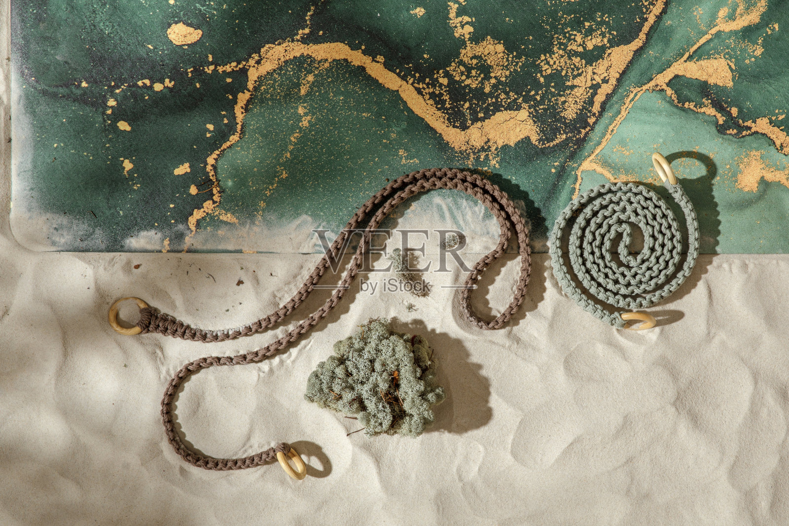 展开苔藓绿瑜伽垫,伸展绳,沙滩上的干苔藓。放松和冥想。留意生活的概念照片摄影图片