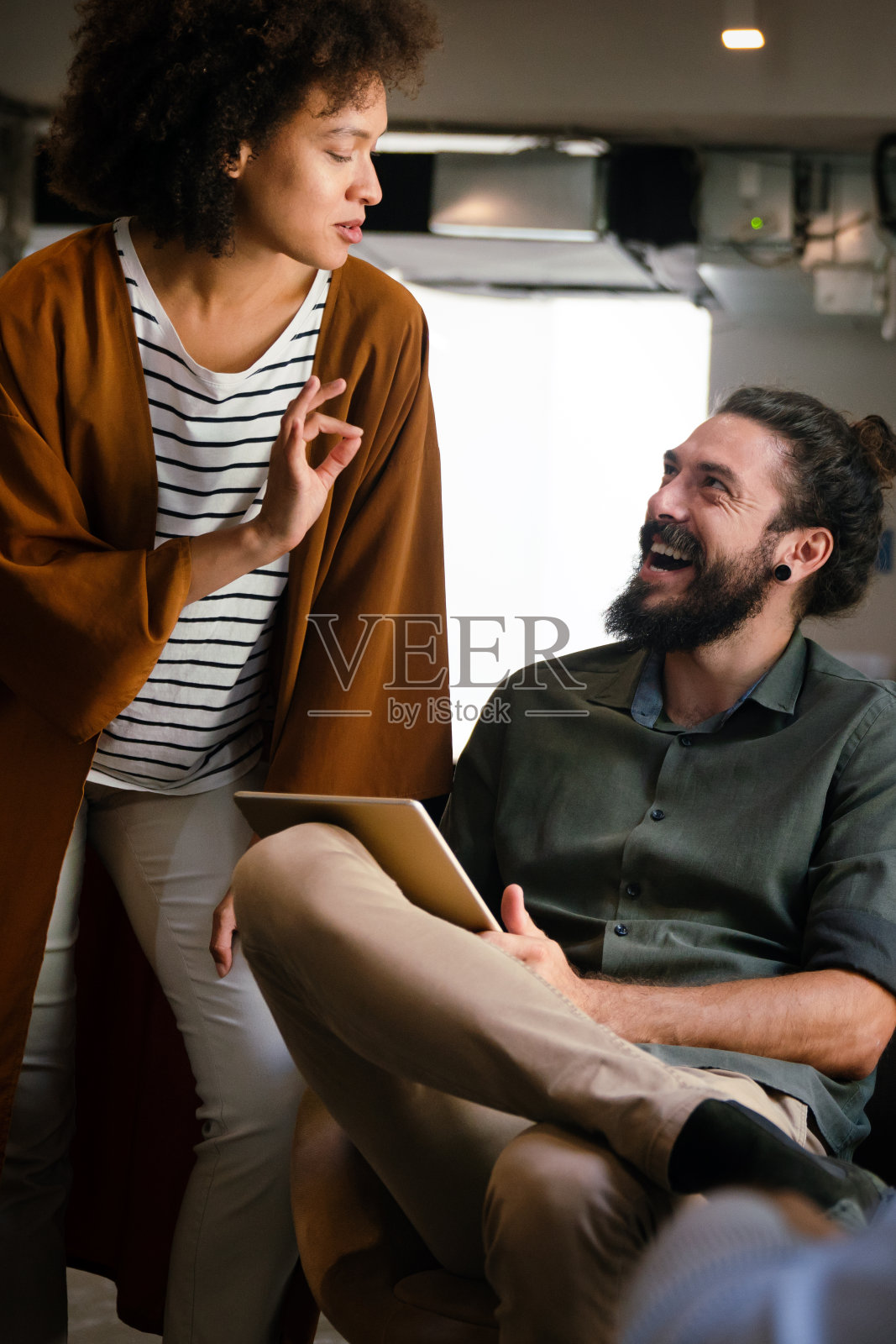 富有创意的商业团队在办公室一起工作和微笑的画像。照片摄影图片