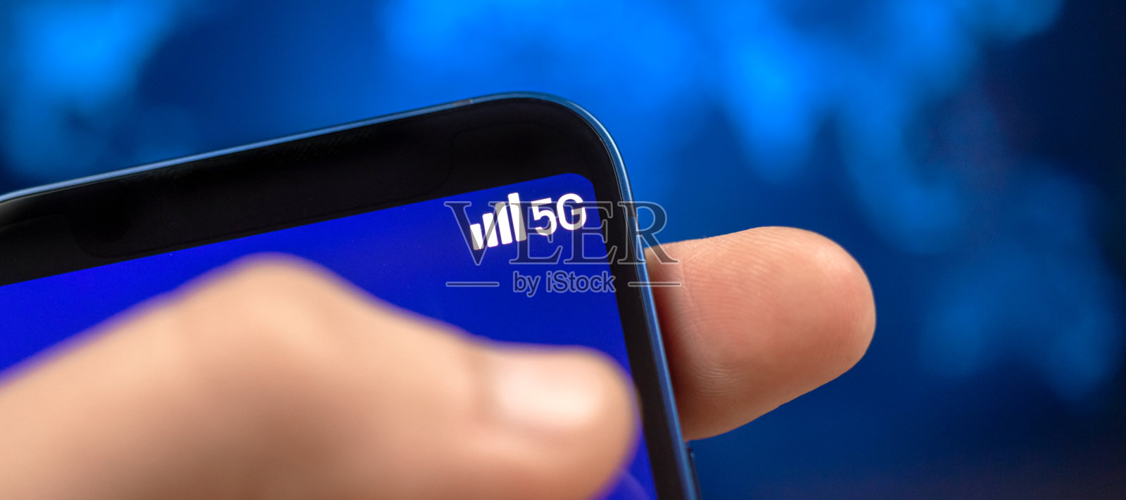 男子使用5G网络无线系统的移动电话。横幅,高速移动互联网的概念,新一代网络照片摄影图片