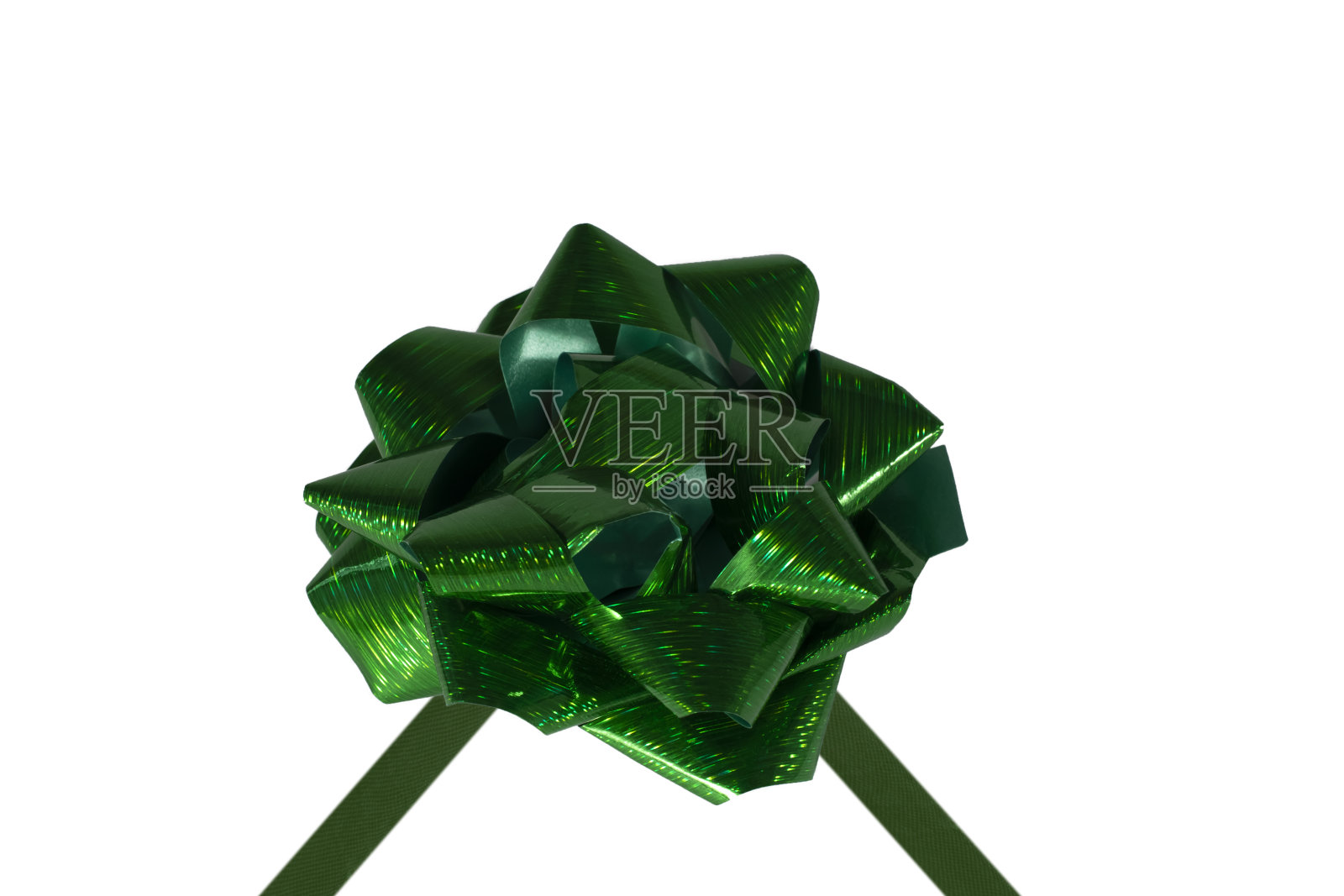 单一的绿色丝带塑料礼品蝴蝶结孤立的白色背景。礼物和节日概念。这是一种礼物或明信片的装饰。照片摄影图片