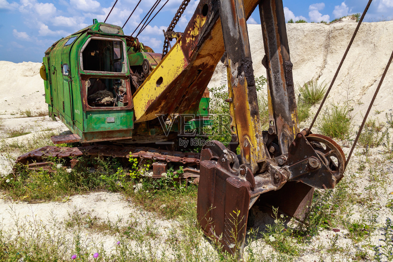 采石场里废弃的旧机器。带有复制空间的背景照片摄影图片