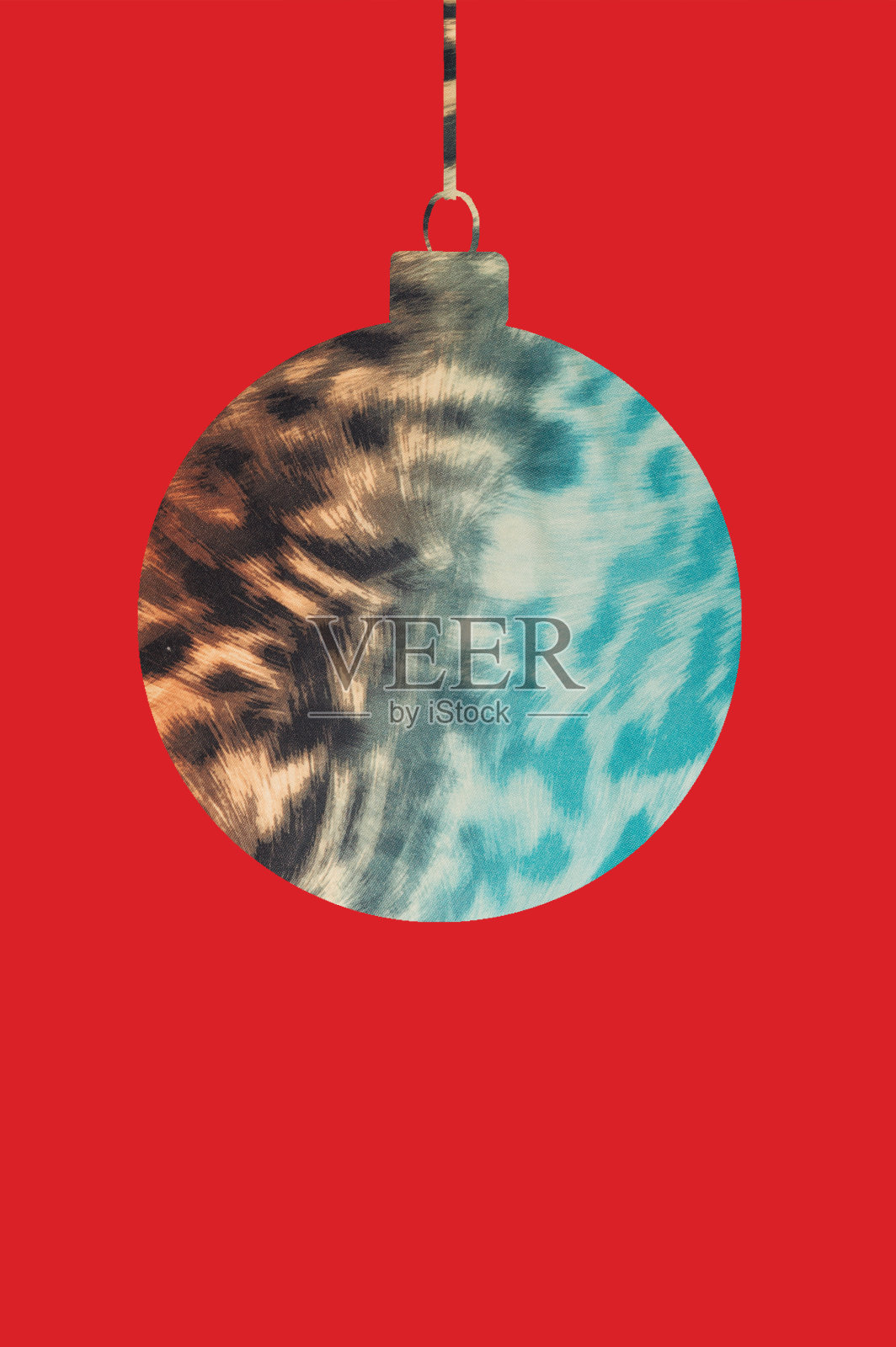 红色背景上带有老虎纹理的圣诞球的形状照片摄影图片