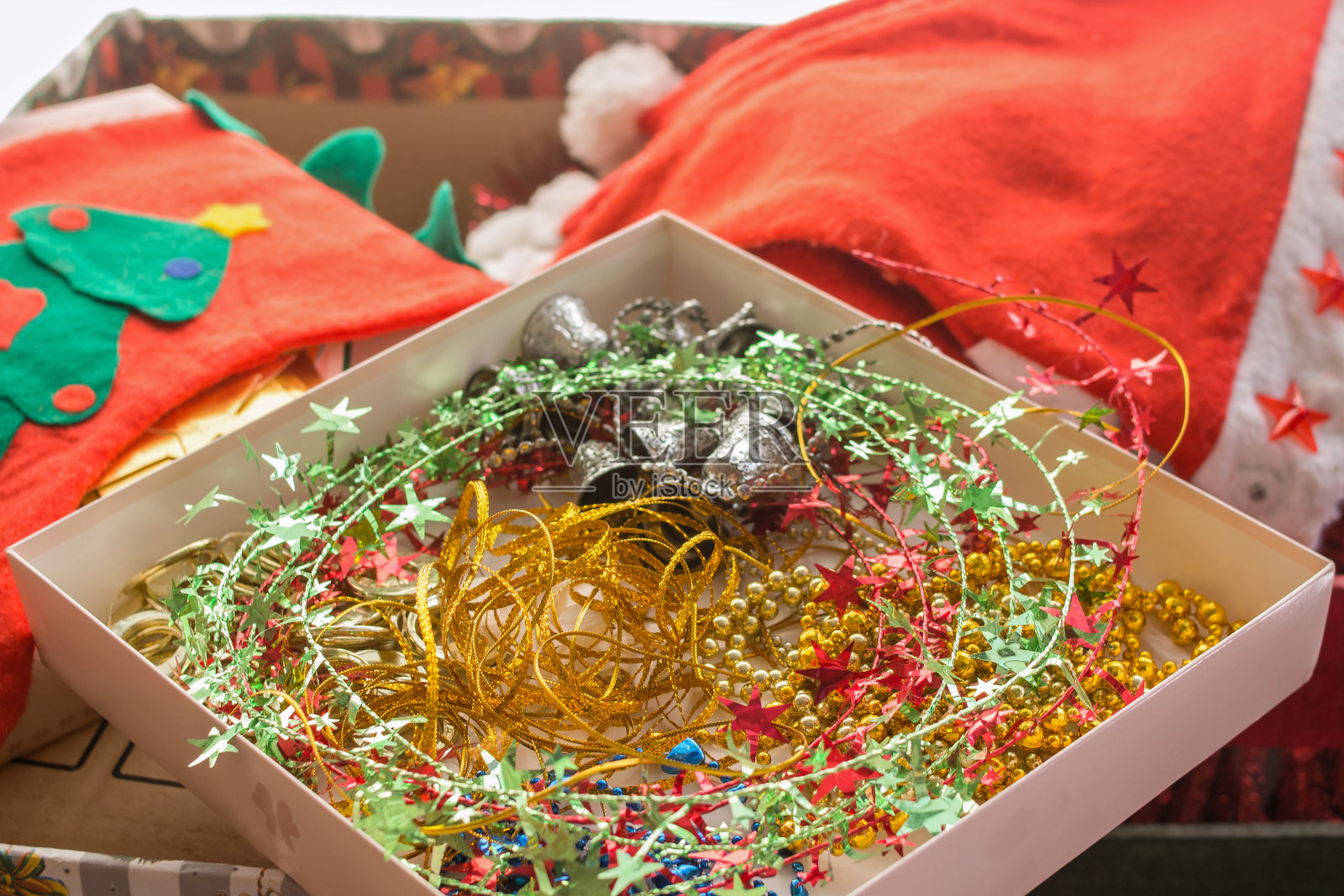 装有各种圣诞装饰品的盒子-特写照片摄影图片