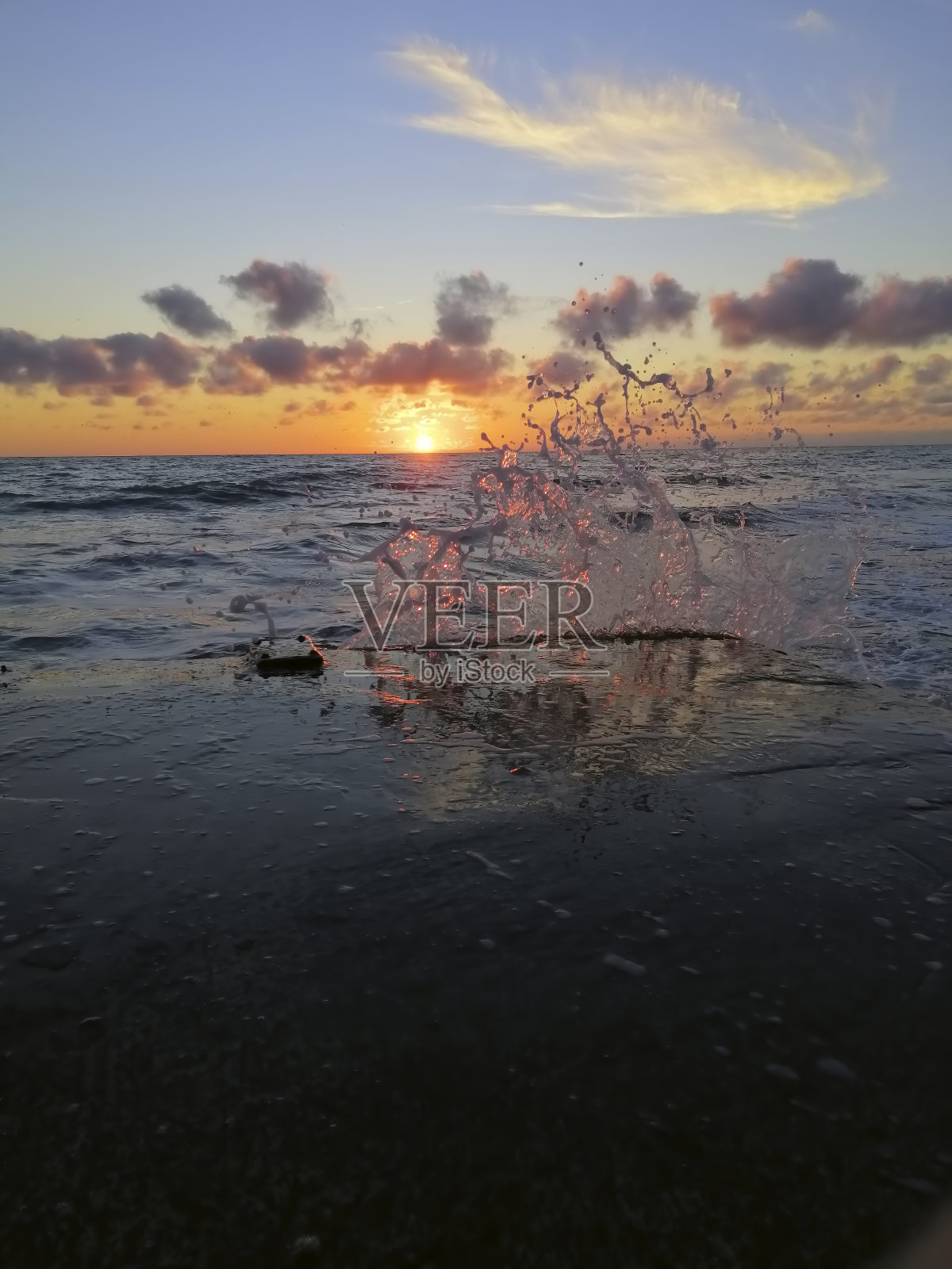 在黑海上飞溅的波浪。照片摄影图片