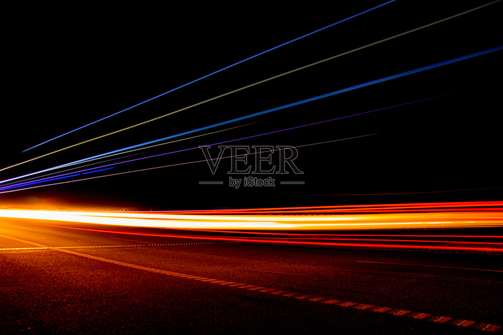 行灯。夜晚的车灯。长时间曝光照片摄影图片