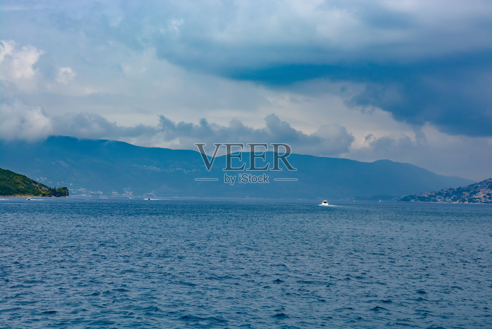 以山为背景的海景照片摄影图片