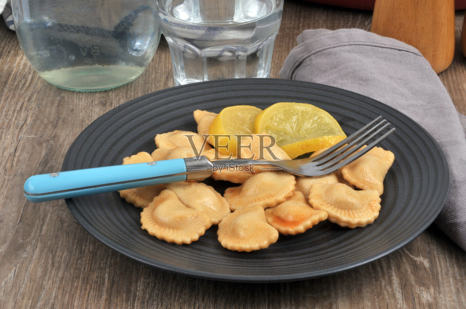 馄饨和柠檬片照片摄影图片