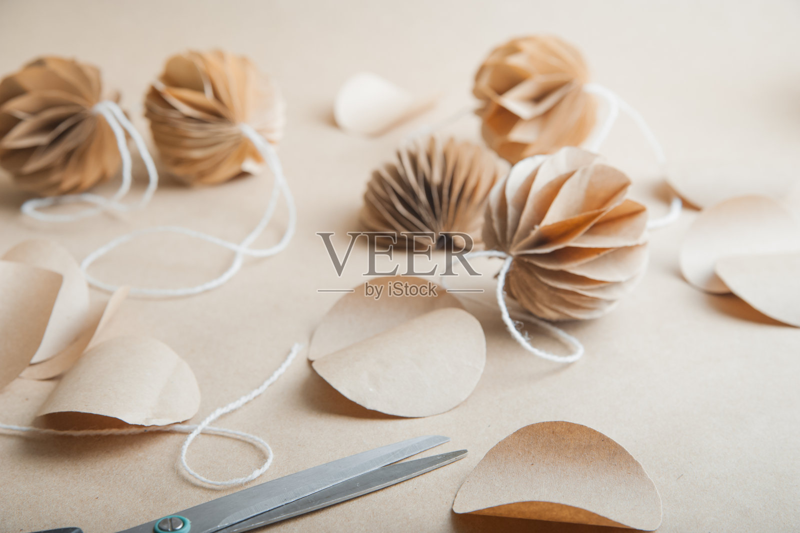 DIY北欧北欧工艺纸圣诞球。手工装饰的环保新年…照片摄影图片