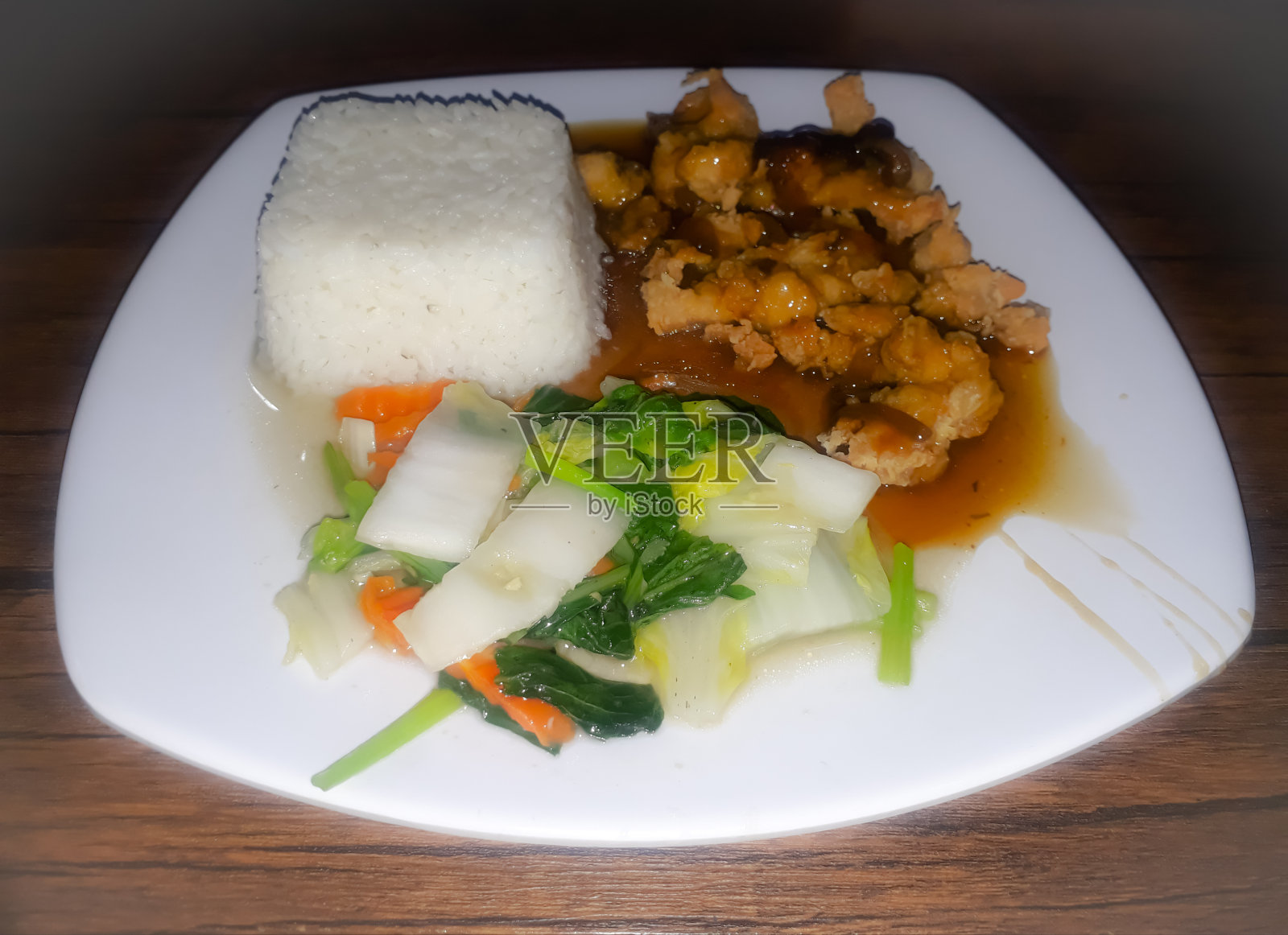 一盘米饭加黄油炸鸡和蔬菜照片摄影图片