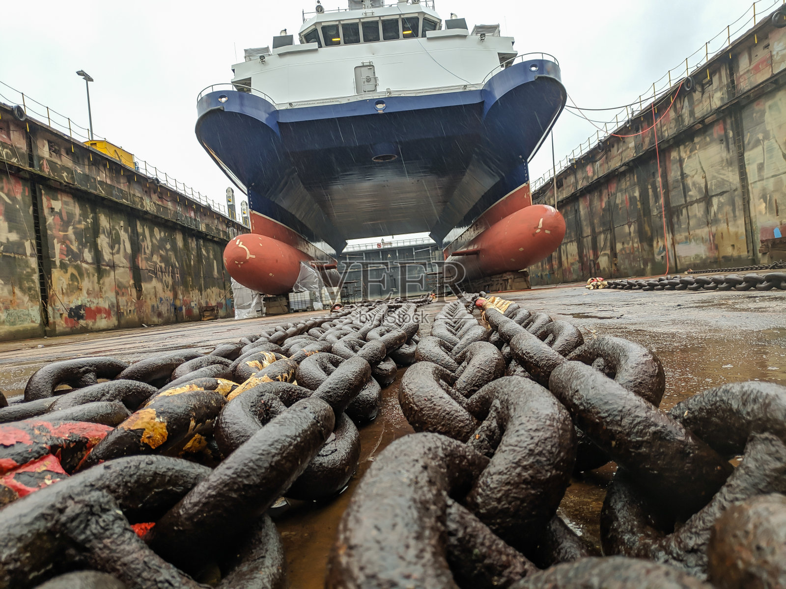 从锚上卸下沉重的锁链照片摄影图片