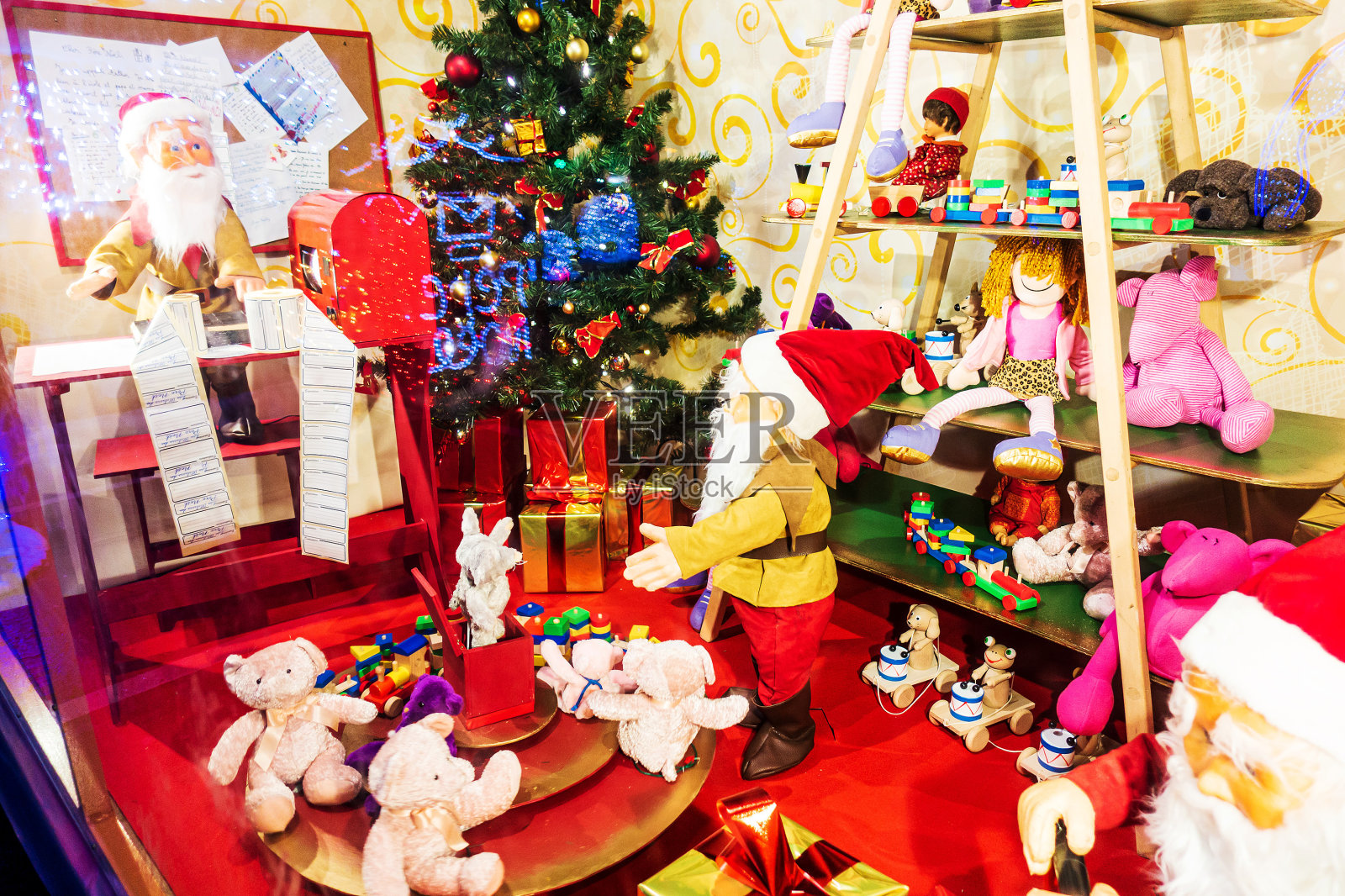 法国,利摩日——12月15日:利摩日老城圣诞市场上的传统摊位照片摄影图片