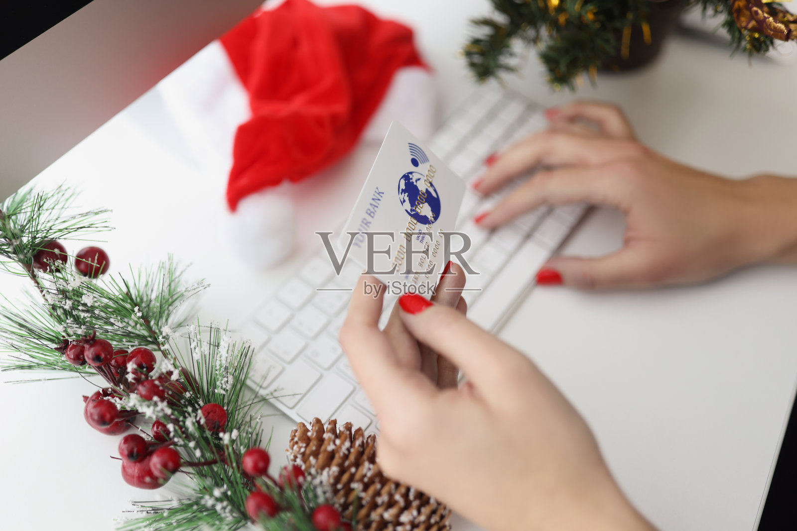 女人在键盘上键入信用卡号码,想要用无现金的方式在线支付照片摄影图片