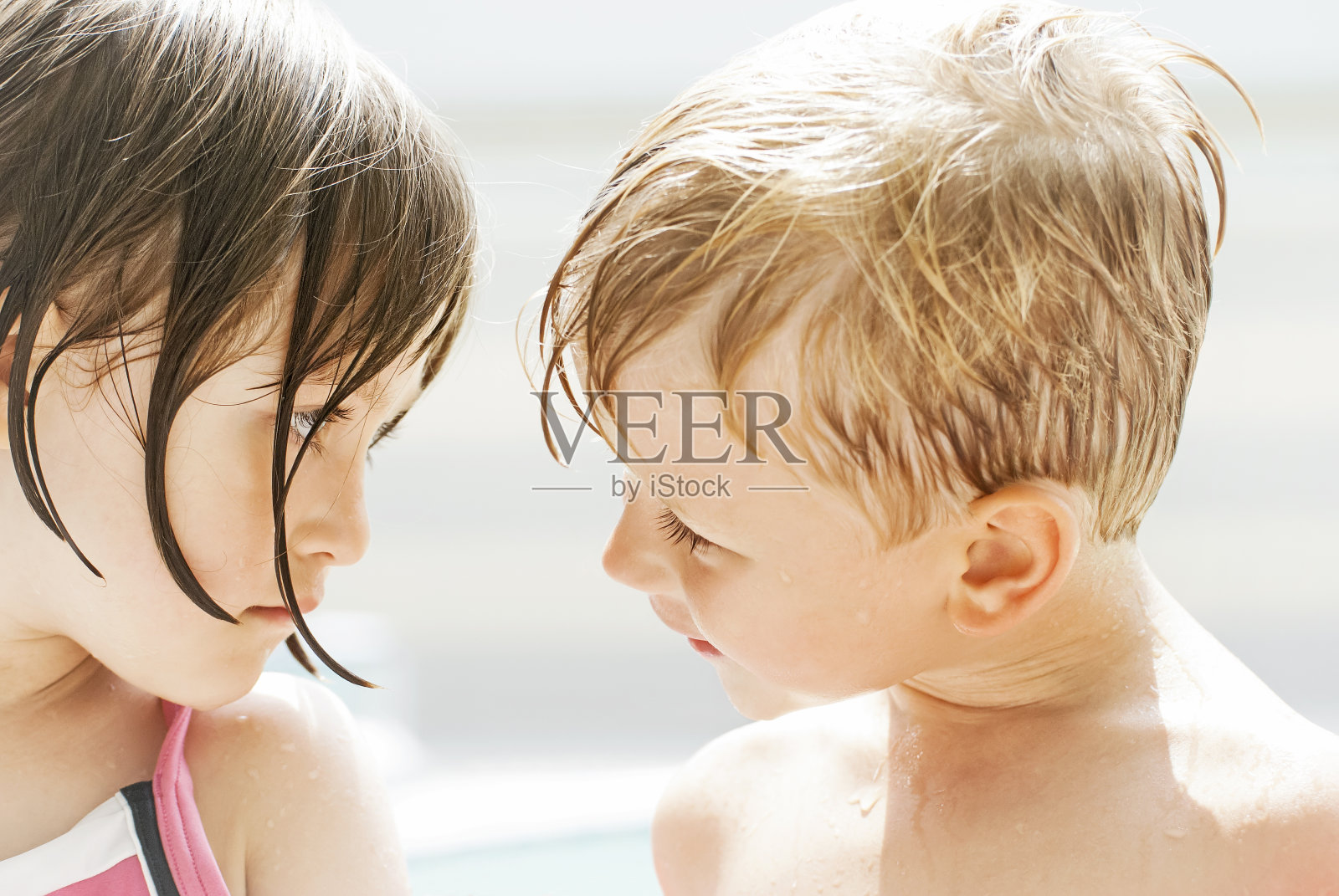 年轻的女孩和男孩看着对方照片摄影图片