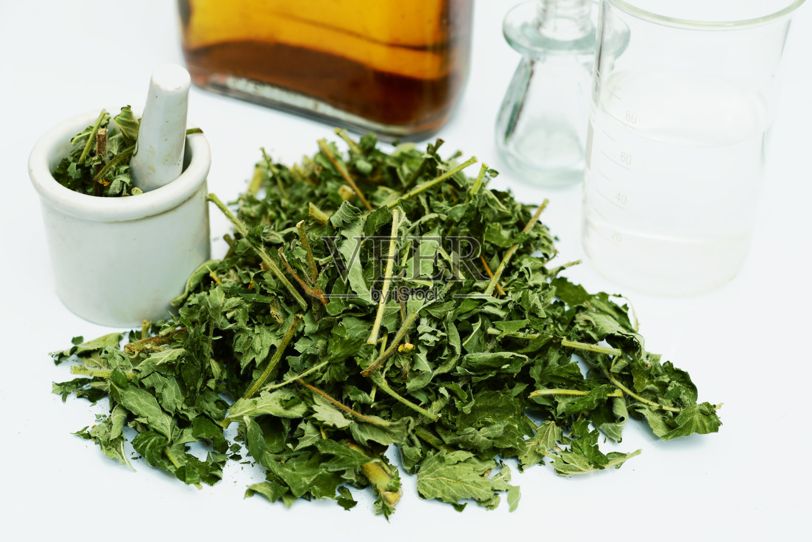 仙鹤草,仙鹤草浸液,白色底色的干燥植物堆照片摄影图片