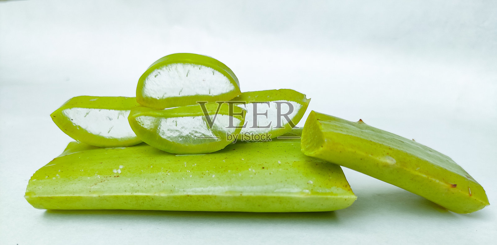 芦荟片是一种对皮肤和头发有益的草药照片摄影图片