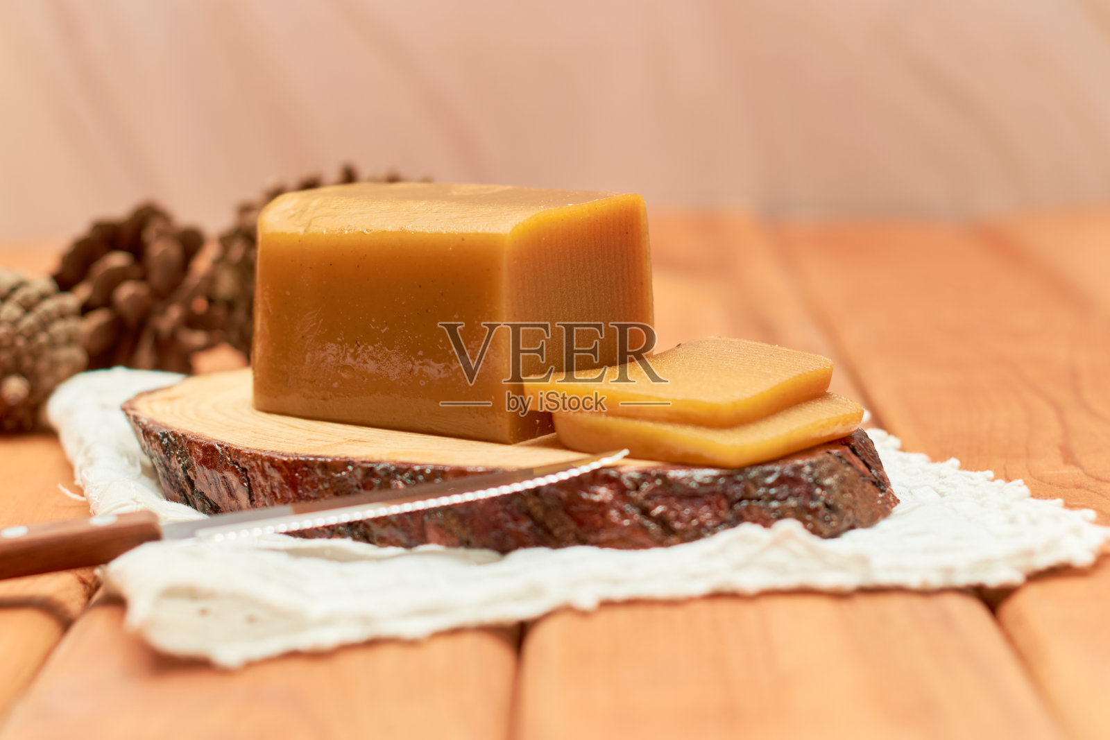 榅桲奶酪,用墨西哥产的木做的。照片摄影图片