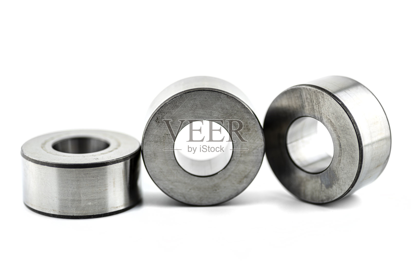 照片三滚子套针滚子轴承,孤立在一个白色的背景。照片摄影图片