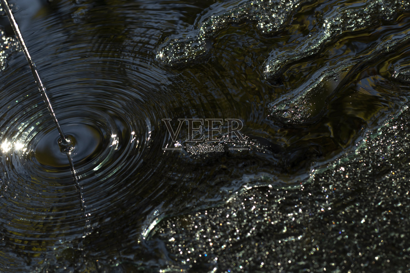 抽象闪亮的金色和蓝色波浪设计元素。照片摄影图片