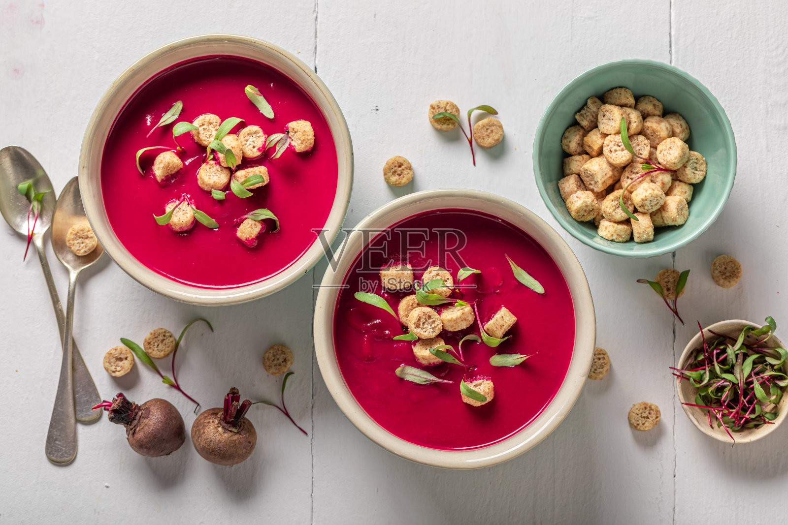 红罗宋汤配面包丁和奶油。照片摄影图片